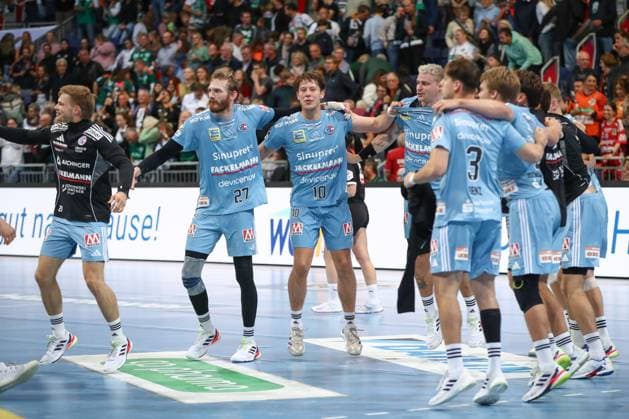 26.09.2025, xgox, Handball - Daikin HBL, TSV Hannover-Burgdorf - HC Erlangen emspor, v.l. Erlangen Jubel ueber den Sieg, Jubel nach Spielende Hannover