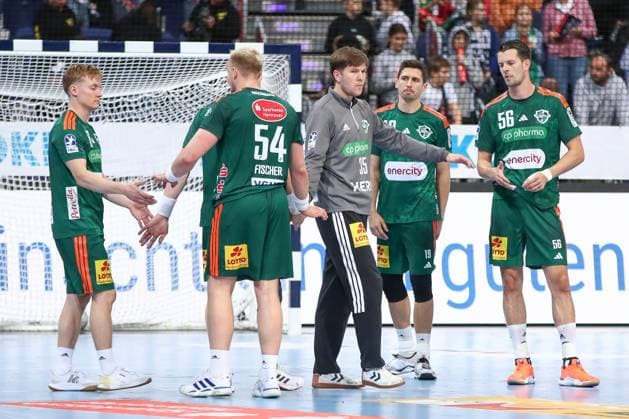 26.09.2025, xgox, Handball - Daikin HBL, TSV Hannover-Burgdorf - HC Erlangen emspor, v.l. Justus Fischer (Hannover, 54), Simon Gade (Hannover, 16), Marius Steinhauser (Hannover, 19), Hannes Feise (Hannover, 56), August Baskar Pedersen (Hannover, 17) enttaeuscht, schaut enttaeuscht, niedergeschlagen, disappointed Hannover