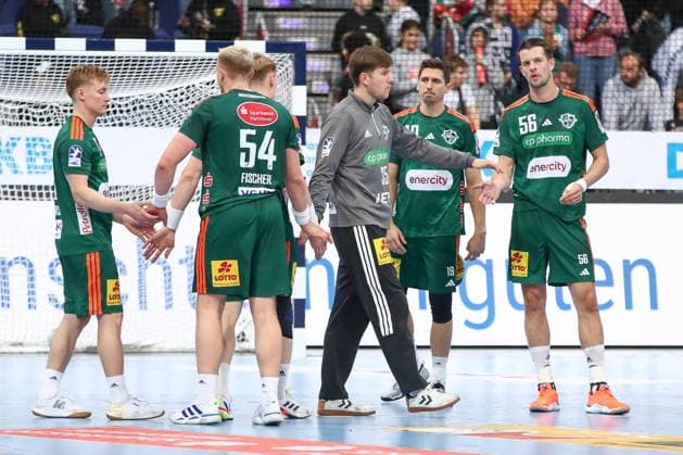 26.09.2025, xgox, Handball - Daikin HBL, TSV Hannover-Burgdorf - HC Erlangen emspor, v.l. Justus Fischer (Hannover, 54), Simon Gade (Hannover, 16), Marius Steinhauser (Hannover, 19), Hannes Feise (Hannover, 56), August Baskar Pedersen (Hannover, 17) enttaeuscht, schaut enttaeuscht, niedergeschlagen, disappointed Hannover