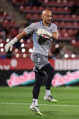 September 26, 2025, Girona, Girona, SPAIN: Marko Dmitrovic of RCD Espanyol warms up during the Spanish league, La Liga EA Sports, football match played between Girona FC and RCD Espanyol at Montilivi stadium on September 26, 2025 in Girona, Spain. Girona SPAIN - ZUMAa181 20250926_zaa_a181_120 Copyright: xJavierxBorregox