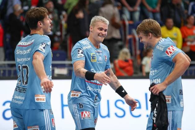 26.09.2025, xgox, Handball - Daikin HBL, TSV Hannover-Burgdorf - HC Erlangen emspor, v.l. Florian Scheerer (Erlangen, 10), Marek Nissen (Erlangen, 6), Andri Mar Runarsson (Erlangen, 4) Jubel ueber den Sieg, Jubel nach Spielende Hannover