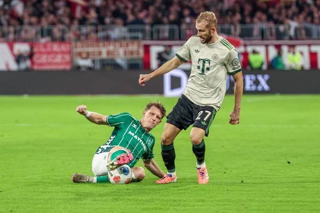 links nach rechts: Jens Stage 6 (SV Werder Bremen) im Duell mit Konrad Laimer 27 (FC Bayern Muenchen), FC Bayern Muenchen vs. SV Werder Bremen, DFL, Bundesliga, Saison 2025 2026, Allianz Arena, Hinrunde, 5. Spieltag, 26.09.2025 DFB regulations prohibit any use of photographs as image sequences and or quasi-video Muenchen Bayern Deutschland