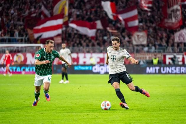 Leon Goretzka (FC Bayern Muenchen, 08) am Ball, daneben Senne Lynen (Werder Bremen, 14), GER, FC Bayern Muenchen (FCB) vs SV Werder Bremen, Fussball Bundesliga, 5. Spieltag, Saison 2025 2026, 26.09.2025 DFB DFL regulations prohibit any use of photographs as image sequences and or quasi-video GER, FC Bayern Muenchen (FCB) vs SV Werder Bremen, Fussball Bundesliga, 5. Spieltag, Saison 2025 2026, 26.09.2025 Muenchen Copyright: xEibner-Pressefoto Memmlerx EP_MMR