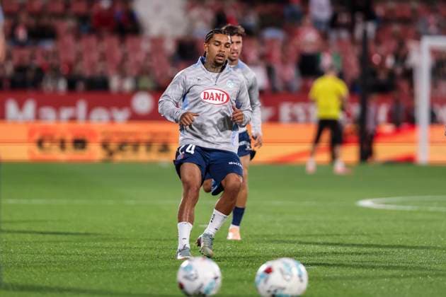 September 26, 2025, Girona, Girona, SPAIN: Tyrhys Dolan of RCD Espanyol warms up during the Spanish league, La Liga EA Sports, football match played between Girona FC and RCD Espanyol at Montilivi stadium on September 26, 2025 in Girona, Spain. Girona SPAIN - ZUMAa181 20250926_zaa_a181_125 Copyright: xJavierxBorregox