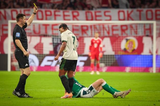 Gelbe Karte. von Referee Schiedsrichter Frank Willenborg fuer Serge Gnabry 7 (FC Bayern Muenchen) nach Foul an Jens Stage 6 (SV Werder Bremen), FC Bayern Muenchen vs. SV Werder Bremen, DFL, Bundesliga, Saison 2025 2026, Allianz Arena, Hinrunde, 5. Spieltag, 26.09.2025 DFB regulations prohibit any use of photographs as image sequences and or quasi-video Muenchen Bayern Deutschland