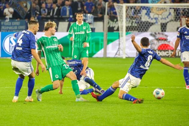 26.09.2025, xgrfx, Fussball 2.Bundesliga, FC Schalke 04 - SpVgg Greuther Fuerth v.l. Marco John (Greuther Fürth), Ron Schallenberg (FC Schalke 04) (DFL DFB REGULATIONS PROHIBIT ANY USE OF PHOTOGRAPHS as IMAGE SEQUENCES and or QUASI-VIDEO) Gelsenkirchen
