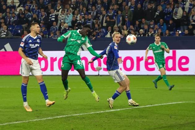 26.09.2025, xgrfx, Fussball 2.Bundesliga, FC Schalke 04 - SpVgg Greuther Fuerth v.l. Omar Sillah (Greuther Fürth) (DFL DFB REGULATIONS PROHIBIT ANY USE OF PHOTOGRAPHS as IMAGE SEQUENCES and or QUASI-VIDEO) Gelsenkirchen