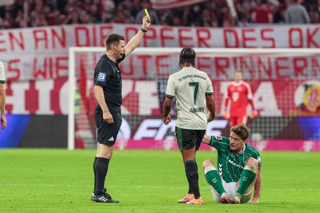 Gelbe Karte. von Referee Schiedsrichter Frank Willenborg fuer Serge Gnabry 7 (FC Bayern Muenchen) nach Foul an Jens Stage 6 (SV Werder Bremen), FC Bayern Muenchen vs. SV Werder Bremen, DFL, Bundesliga, Saison 2025 2026, Allianz Arena, Hinrunde, 5. Spieltag, 26.09.2025 DFB regulations prohibit any use of photographs as image sequences and or quasi-video Muenchen Bayern Deutschland