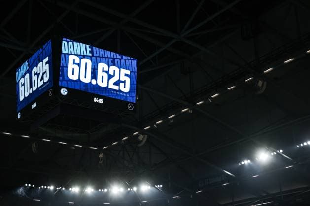 Fussball, 2. Bundesliga Saison 2025 2026 7. Spieltag FC Schalke 04 - SpVgg Greuther Fürth 26.09.2025, VELTINS-Arena Zuschauerzahl auf der Anzeigetafel, 60.625 Gelsenkirchen VELTINS-Arena Nordrhein-Westfalen Deutschland