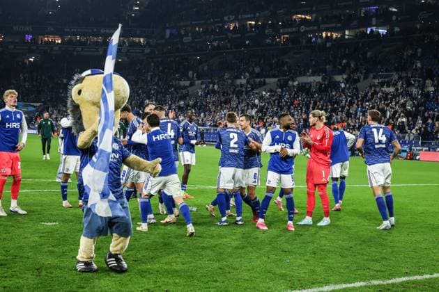 Fussball, 2. Bundesliga Saison 2025 2026 7. Spieltag FC Schalke 04 - SpVgg Greuther Fürth 26.09.2025, VELTINS-Arena Die Spieler von FC Schalke 04 freuen sich nach dem Spiel über den Sieg Gelsenkirchen VELTINS-Arena Nordrhein-Westfalen Deutschland