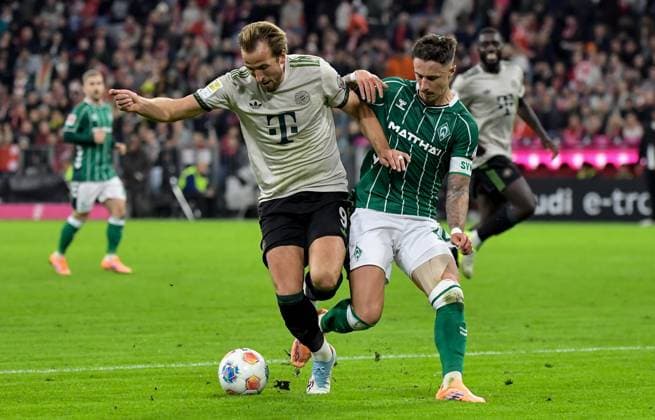 26.09.2025, xemx, Fussball 1.Bundesliga, FC Bayern Muenchen - SV Werder Bremen v.l. Harry Kane (FC Bayern Muenchen), Marco Friedl (SV Werder Bremen) Zweikampf, Aktion, action, battle for the ball das zum Elfmeter fuerte (DFL DFB REGULATIONS PROHIBIT ANY USE OF PHOTOGRAPHS as IMAGE SEQUENCES and or QUASI-VIDEO) Muenchen
