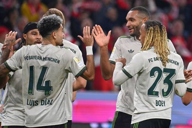 Torjubel nach Tor zum 1-0 mit Luis DIAZ (Bayern Muenchen),Jonathan TAH (Bayern Muenchen),Sacha BOEY (Bayern Muenchen), Jubel,Freude,Begeisterung,Aktion, Fussball 1. Bundesliga Saison 2025 2026, 5.Spieltag, Spieltag05 FC Bayern Muenchen - SV Werder Bremen am 26.09.2025 , A L L I A N Z A R E N A.