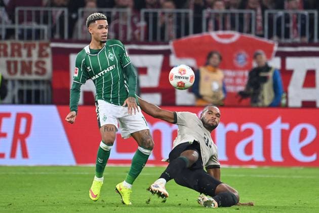 Justin NJINMAH (Werder Bremen), Aktion,Zweikampf gegen Jonathan TAH (Bayern Muenchen). Fussball 1. Bundesliga Saison 2025 2026, 5.Spieltag, Spieltag05 FC Bayern Muenchen - SV Werder Bremen am 26.09.2025 , A L L I A N Z A R E N A.