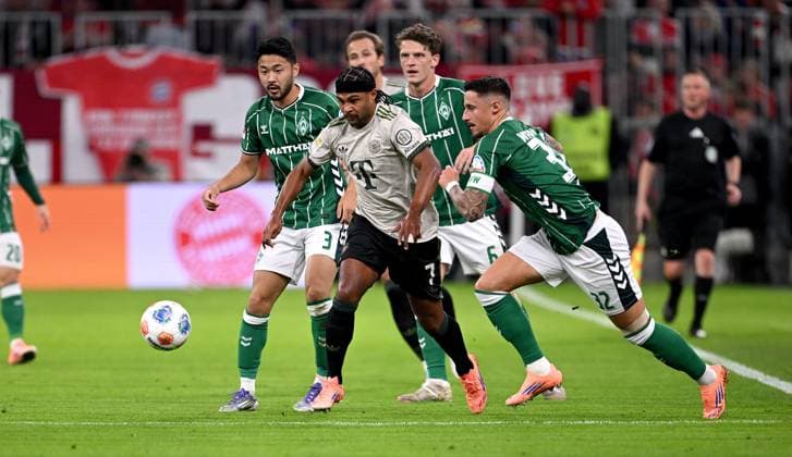 Fussball 1. Bundesliga Saison 2025 2026 5. Spieltag FC Bayern Muenchen - SV Werder Bremen 26.09.2025 Yukinari Sugawara (li, SV Werder Bremen) gegen Serge Gnabry (mitte, FC Bayern Muenchen) gegen Marco Friedl (re, SV Werder Bremen)