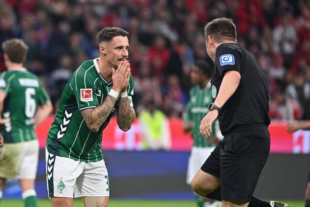 Marco FRIEDL (Werder Bremen) fleht den Schiedsrichter an nach Elfmeter,Strafstoss Entscheidung. Fussball 1. Bundesliga Saison 2025 2026, 5.Spieltag, Spieltag05 FC Bayern Muenchen - SV Werder Bremen am 26.09.2025 , A L L I A N Z A R E N A.