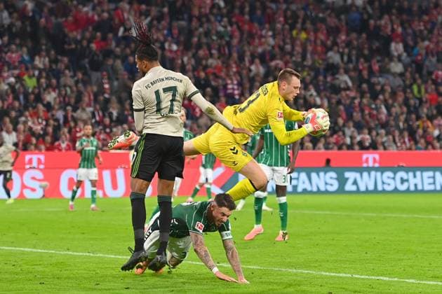 Strafraumszene:Torwart Karl HEIN (Werder Bremen), Marco FRIEDL (Werder Bremen), Michael OLISE (Bayern Muenchen). Aktion,Zweikampf. Fussball 1. Bundesliga Saison 2025 2026, 5.Spieltag, Spieltag05 FC Bayern Muenchen - SV Werder Bremen am 26.09.2025 , A L L I A N Z A R E N A.