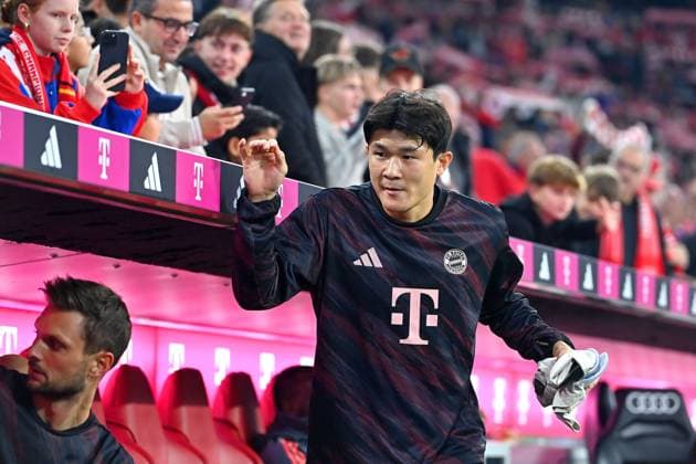 Minjae KIM (FC Bayern Muenchen), Reservebank,Ersatzbank,Ersatzspieler, Reservespieler,Bank,Ergaenzungsspieler. Fussball 1. Bundesliga Saison 2025 2026, 5.Spieltag, Spieltag05 FC Bayern Muenchen - SV Werder Bremen am 26.09.2025 , A L L I A N Z A R E N A.