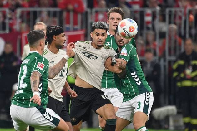 v.re:Yukinari SUGAWARA (Werder Bremen), Luis DIAZ (Bayern Muenchen), Serge GNABRY (FC Bayern Muenchen), Marco FRIEDL (Werder Bremen),Aktion,Zweikampf. Fussball 1. Bundesliga Saison 2025 2026, 5.Spieltag, Spieltag05 FC Bayern Muenchen - SV Werder Bremen am 26.09.2025 , A L L I A N Z A R E N A.