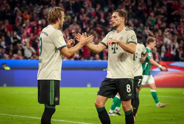Harry Kane 9 (FC Bayern Muenchen) und Leon Goretzka 8 (FC Bayern Muenchen), rechts, jubeln ueber das 2:0, FC Bayern Muenchen vs. SV Werder Bremen, DFL, Bundesliga, Saison 2025 2026, Allianz Arena, Hinrunde, 5. Spieltag, 26.09.2025 DFB regulations prohibit any use of photographs as image sequences and or quasi-video Muenchen Bayern Deutschland