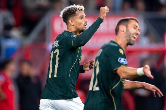 2025-09-26 FC Twente v Fortuna Sittard - Dutch Eredivisie ENSCHEDE, NETHERLANDS - SEPTEMBER 26: Justin Lonwijk of Fortuna Sittard celebrates after scoring the team s first goal during the Dutch Eredivisie match between FC Twente and Fortuna Sittard at Grolsch Veste on September 26, 2025 in Enschede, Netherlands. Enschede Grolsch Veste Netherlands Content not available for redistribution in The Netherlands directly or indirectly through any third parties. Copyright: xJorisxVerwijstx