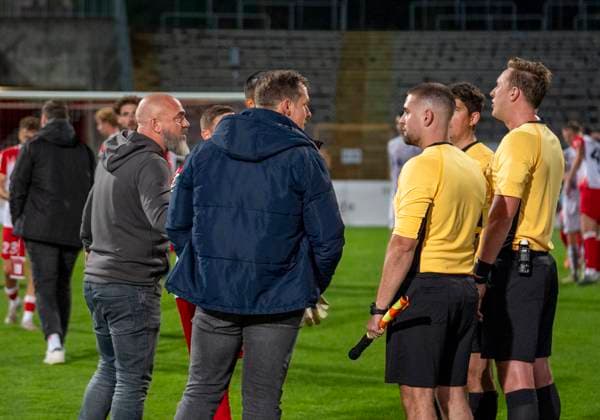 Thorsten Nehrbauer (Sportfreunde Siegen, Trainer) und Matthias Georg (Sportfreunde Siegen, Geschaeftsfuehrer) reden auf das Schiedsrichtergespann um Maurice Stubenrauch (Schiedsrichter) ein Sportfreunde Siegen - VfL Bochum U21, U 21 26.09.2025 Fussball, Regionalliga West, 10. Spieltag, GER, Siegen, Leimbachstadion Siegen Copyright: HMBxMedia xMarcoxBader