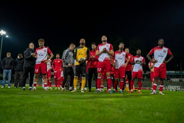 Die Mannschaft bedankt sich nach dem Spiel bei den Fans. Enttäuschte Gesichter Sportfreunde Siegen - VfL Bochum U21, U 21 26.09.2025 Fussball, Regionalliga West, 10. Spieltag, GER, Siegen, Leimbachstadion Siegen Copyright: HMBxMedia xMarcoxBader