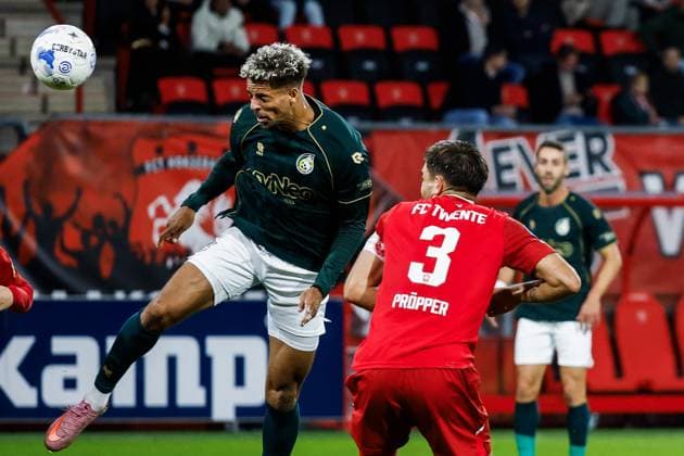 ENSCHEDE - Justin Lonwijk of Fortuna Sittard scores a 2-1 goal, scored by Robin Propper of FC Twente (l-r) during the Dutch Eredivisie match between FC Twente and Fortuna Sittard at De Grolsch Veste Stadium on September 26, 2025, in Enschede, Netherlands. ANP VINCENT JANNINK Eredivisie 2025 26 xVIxANPxSportx xxANPxIVx 537559218 originalFilename: 537559218.jpg