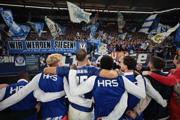 Die Spieler vom FC Schalke 04 freuen sich über den 1:0 Sieg beim Spiel der 2. Bundesliga (Saison 2025 26) FC Schalke 04 - Greuther Fürth Copyright: Thomas Pakusch
