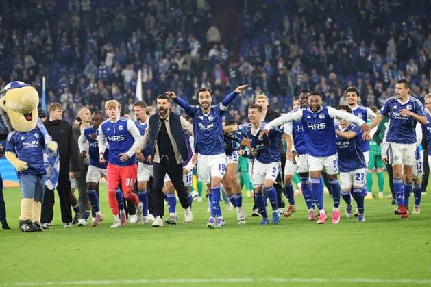 Die Spieler vom FC Schalke 04 freuen sich über den 1:0 Sieg beim Spiel der 2. Bundesliga (Saison 2025 26) FC Schalke 04 - Greuther Fürth Copyright: Thomas Pakusch
