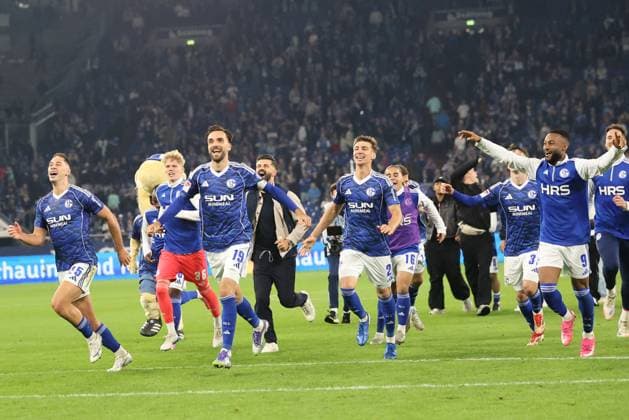 Die Spieler vom FC Schalke 04 freuen sich über den 1:0 Sieg beim Spiel der 2. Bundesliga (Saison 2025 26) FC Schalke 04 - Greuther Fürth Copyright: Thomas Pakusch