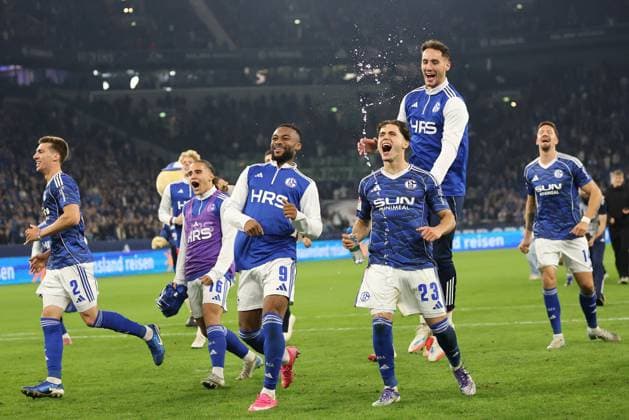 Die Spieler vom FC Schalke 04 freuen sich über den 1:0 Sieg beim Spiel der 2. Bundesliga (Saison 2025 26) FC Schalke 04 - Greuther Fürth Copyright: Thomas Pakusch