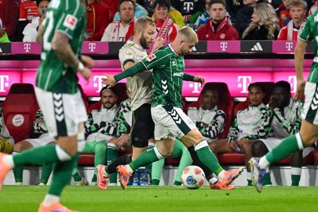 GER, Bayern, Muenchen, Fussball, FC Bayern Muenchen - SV Werder Bremen, in der Allianz Arena, Muenchen, Bundesliga, 5. Spieltag, 26.09.25, v.l. Konrad Laimer (FC Bayern Muenchen, 27), Romano Schmid (SV Werder Bremen, 20), im Zweikampf um den Ball DFL DFB regulations prohibit any use of photographs as image sequences and or quasi-video, Copyright: HMB-Media MichaelxNibel