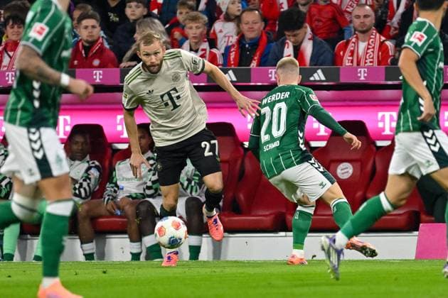 GER, Bayern, Muenchen, Fussball, FC Bayern Muenchen - SV Werder Bremen, in der Allianz Arena, Muenchen, Bundesliga, 5. Spieltag, 26.09.25, v.l. Konrad Laimer (FC Bayern Muenchen, 27), Romano Schmid (SV Werder Bremen, 20), im Zweikampf um den Ball DFL DFB regulations prohibit any use of photographs as image sequences and or quasi-video, Copyright: HMB-Media MichaelxNibel