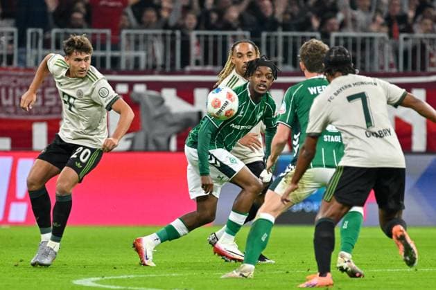 GER, Bayern, Muenchen, Fussball, FC Bayern Muenchen - SV Werder Bremen, in der Allianz Arena, Muenchen, Bundesliga, 5. Spieltag, 26.09.25, v.l. Tom Bischof (FC Bayern Muenchen, 20), Samuel Mbanglua (SV Werder Bremen, 7), Zweikampf um den Ball DFL DFB regulations prohibit any use of photographs as image sequences and or quasi-video, Copyright: HMB-Media MichaelxNibel