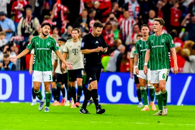 GER, DFB, FC Bayern Muenchen vs. SV Werder Bremen 26.09.2025, Allianz Arena, Muenchen, GER, DFB, FC Bayern Muenchen vs. SV Werder Bremen , im Bild enttäuscht enttaeuscht traurig dissapointed nach dem Tor zum 2-0 Yukinari Sugawara (Werder Bremen 3) Jens Stage (Werder Bremen 6)