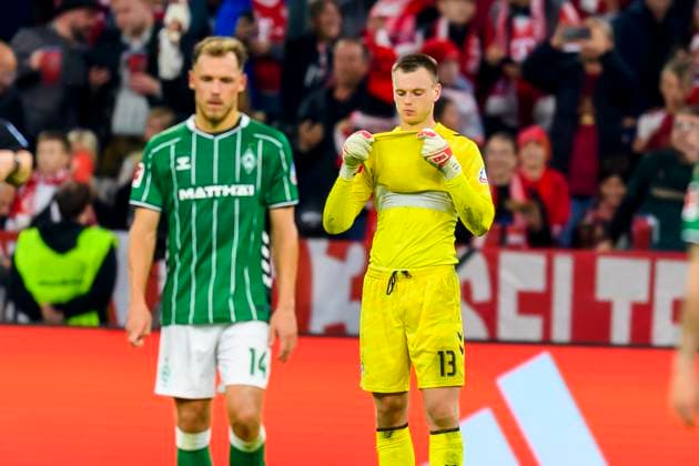 GER, DFB, FC Bayern Muenchen vs. SV Werder Bremen 26.09.2025, Allianz Arena, Muenchen, GER, DFB, FC Bayern Muenchen vs. SV Werder Bremen , im Bild enttäuscht enttaeuscht traurig dissapointed nach dem 2-0 Karl Hein (Werder Bremen 13)