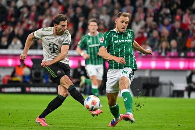GER, Bayern, Muenchen, Fussball, FC Bayern Muenchen - SV Werder Bremen, in der Allianz Arena, Muenchen, Bundesliga, 5. Spieltag, 26.09.25, v.l. Leon Goretzka (FC Bayern Muenchen, 8), Senne Lynen (SV Werder Bremen, 14), Torschuss, Block, Zweikampf um den Ball, im Angriff DFL DFB regulations prohibit any use of photographs as image sequences and or quasi-video, Copyright: HMB-Media MichaelxNibel