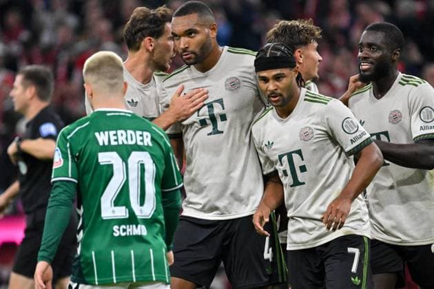 GER, Bayern, Muenchen, Fussball, FC Bayern Muenchen - SV Werder Bremen, in der Allianz Arena, Muenchen, Bundesliga, 5. Spieltag, 26.09.25, v.l. Romano Schmid (SV Werder Bremen, 20), Leon Goretzka (FC Bayern Muenchen, 8), Jonathan Tah (FC Bayern Muenchen, 4), Serge Gnabry (FC Bayern Muenchen, 7), Tom Bischof (FC Bayern Muenchen, 20), Dayot Upamecano (FC Bayern Muenchen, 2) FC Bayern Muenchen im Torjubel, Freude, Emotionen, Jubel, Feiern DFL DFB regulations prohibit any use of photographs as image sequences and or quasi-video, Copyright: HMB-Media MichaelxNibel