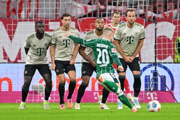 GER, Bayern, Muenchen, Fussball, FC Bayern Muenchen - SV Werder Bremen, in der Allianz Arena, Muenchen, Bundesliga, 5. Spieltag, 26.09.25, v.l. Dayot Upamecano (FC Bayern Muenchen, 2), Leon Goretzka (FC Bayern Muenchen, 8), Jonathan Tah (FC Bayern Muenchen, 4), Romano Schmid (SV Werder Bremen, 20), Harry Kane (FC Bayern Muenchen, 9), Freistoss, Mauer DFL DFB regulations prohibit any use of photographs as image sequences and or quasi-video, Copyright: HMB-Media MichaelxNibel