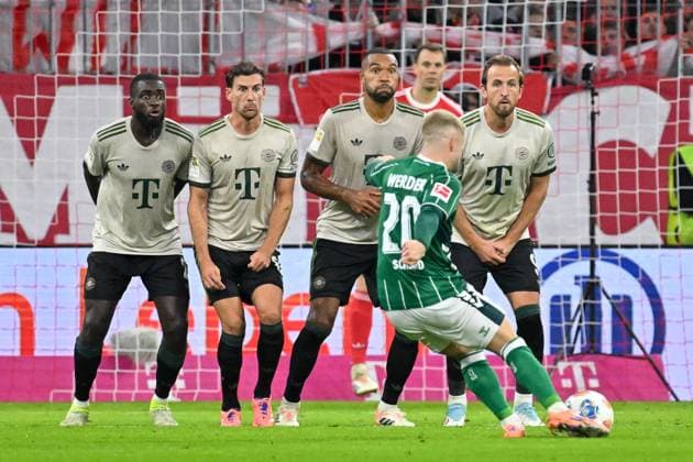 GER, Bayern, Muenchen, Fussball, FC Bayern Muenchen - SV Werder Bremen, in der Allianz Arena, Muenchen, Bundesliga, 5. Spieltag, 26.09.25, v.l. Dayot Upamecano (FC Bayern Muenchen, 2), Leon Goretzka (FC Bayern Muenchen, 8), Jonathan Tah (FC Bayern Muenchen, 4), Romano Schmid (SV Werder Bremen, 20), Harry Kane (FC Bayern Muenchen, 9), Freistoss, Mauer DFL DFB regulations prohibit any use of photographs as image sequences and or quasi-video, Copyright: HMB-Media MichaelxNibel