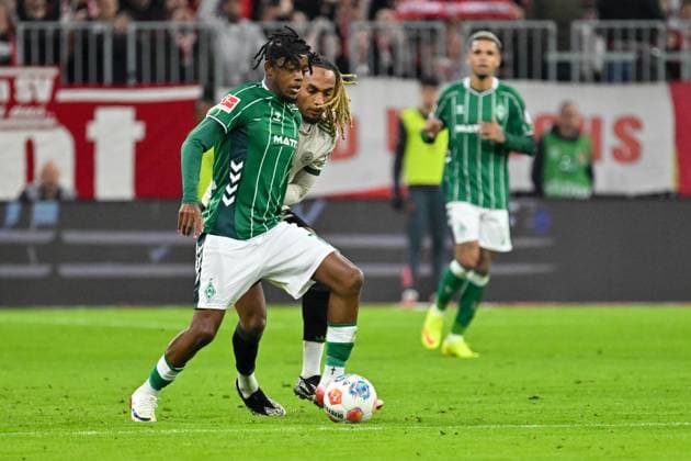 GER, Bayern, Muenchen, Fussball, FC Bayern Muenchen - SV Werder Bremen, in der Allianz Arena, Muenchen, Bundesliga, 5. Spieltag, 26.09.25, v.l. Samuel Mbanglua (SV Werder Bremen, 7), Sascha Boey (FC Bayern Muenchen, 23), im Zweikampf DFL DFB regulations prohibit any use of photographs as image sequences and or quasi-video, Copyright: HMB-Media MichaelxNibel