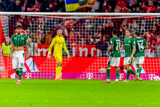GER, DFB, FC Bayern Muenchen vs. SV Werder Bremen 26.09.2025, Allianz Arena, Muenchen, GER, DFB, FC Bayern Muenchen vs. SV Werder Bremen , im Bild enttäuscht enttaeuscht traurig dissapointed nach dem Tor zum 2-0 Cameron Puertas (Werder Bremen 18) Karl Hein (Werder Bremen 13) Felix Agu (Werder Bremen 27) Senne Lynen (Werder Bremen 14)