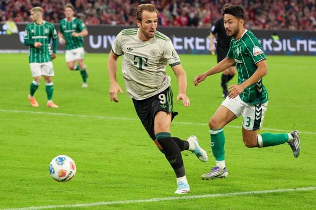 Harry Kane 9 (FC Bayern Muenchen) im Duell mit Yukinari Sugawara 3 (SV Werder Bremen), FC Bayern Muenchen vs. SV Werder Bremen, DFL, Bundesliga, Saison 2025 2026, Allianz Arena, Hinrunde, 5. Spieltag, 26.09.2025 DFB regulations prohibit any use of photographs as image sequences and or quasi-video Muenchen Bayern Deutschland