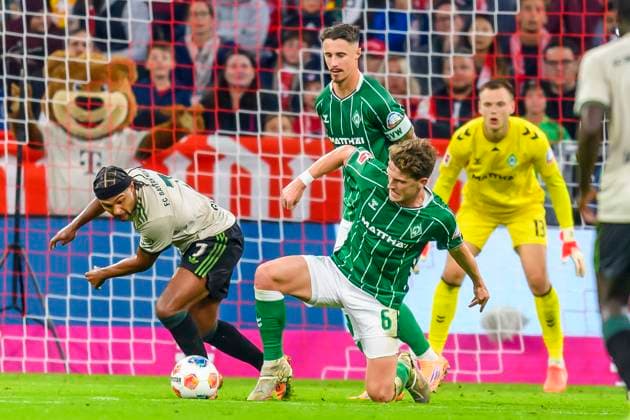 GER, DFB, FC Bayern Muenchen vs. SV Werder Bremen 26.09.2025, Allianz Arena, Muenchen, GER, DFB, FC Bayern Muenchen vs. SV Werder Bremen , im Bild Serge Gnabry (FCB 7)im Zweikampf gegen Jens Stage (Werder Bremen 6)