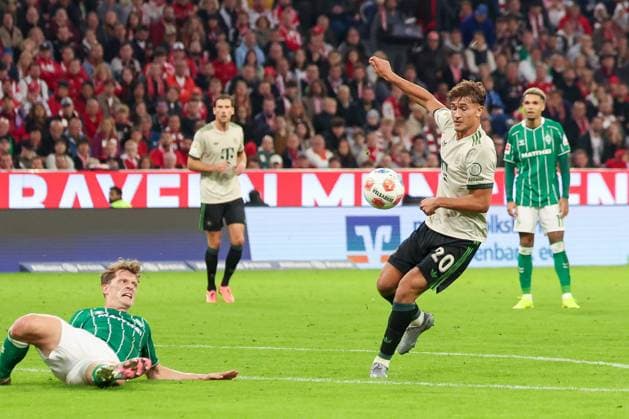 Tom Bischof 20 (FC Bayern Muenchen) mit einem Schuss, den Jens Stage 6 (SV Werder Bremen) blockt, FC Bayern Muenchen vs. SV Werder Bremen, DFL, Bundesliga, Saison 2025 2026, Allianz Arena, Hinrunde, 5. Spieltag, 26.09.2025 DFB regulations prohibit any use of photographs as image sequences and or quasi-video Muenchen Bayern Deutschland