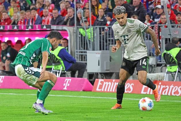 14 Luis Diaz (FCB) gegen 3 Yukinari Sugawara (Bremen) Aktion, Zweikampf, Fussball 1. BL FC Bayern München - SV Werder Bremen 26.09.2025 Allianz Arena FOTO: Mladen Lackovic LakoPress