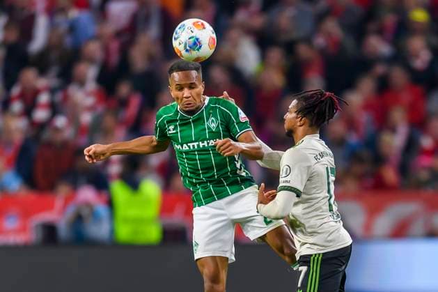 GER, DFB, FC Bayern Muenchen vs. SV Werder Bremen 26.09.2025, Allianz Arena, Muenchen, GER, DFB, FC Bayern Muenchen vs. SV Werder Bremen , im Bild Felix Agu (Werder Bremen 27) im Zweikampf gegen Michael Olise (FCB 17)
