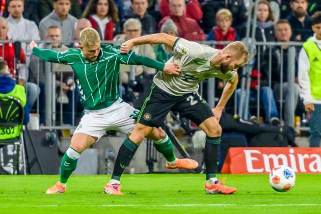 GER, DFB, FC Bayern Muenchen vs. SV Werder Bremen 26.09.2025, Allianz Arena, Muenchen, GER, DFB, FC Bayern Muenchen vs. SV Werder Bremen , im Bild Romano Schmid (Werder Bremen 20) im Zweikampf gegen Konrad Laimer (FCB 27)