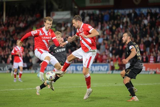 11 Moritz Hannemann (Energie Cottbus, l.), 7 Timmy Thiele (Energie Cottbus, M.), 29 Dominik Nothnagel (Stuttgart, r.) Fussball 3. Liga 2025 2026 FC Energie Cottbus - VfB Stuttgart II