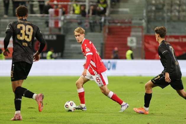 8 Lukas Michelbrink (Energie Cottbus, M.), 7 Lauri Penna (Stuttgart, r.) Fussball 3. Liga 2025 2026 FC Energie Cottbus - VfB Stuttgart II
